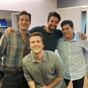 Rafael Queiroz Instagram - Terra e Paixão, o sucesso não é por acaso. 
Direção e elenco em sintonia sob a batuta do mestre @walcyrcarrasco. 
Uma participação pra lá de afetiva , um reencontro com amigos queridos.❤️