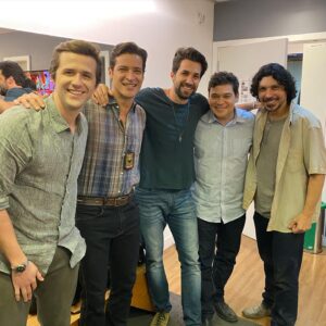 Rafael Queiroz Instagram - Terra e Paixão, o sucesso não é por acaso. 
Direção e elenco em sintonia sob a batuta do mestre @walcyrcarrasco. 
Uma participação pra lá de afetiva , um reencontro com amigos queridos.❤️