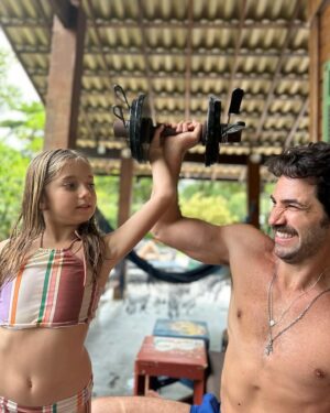 Rafael Queiroz Instagram - Final de semana de maromba e afeto!❤️
Uma linda semana pra gente.
@joseloreto 🌹
#davierosa