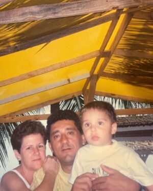 Rafael Silva Instagram - Happy birthday, kid. I’m so proud of you. I’m proud of the parts you fold to become digestible, but most importantly and most intentionally, of the parts you try to vehemently, and yet, so unsuccessfully, hide from world. You are a devastating, indomitable hurricane of emotions. You feel too much, you are too sensitive. You’re impatient. You think you’re good at lying but the Truth sits on you. It takes more or less 26 seconds to change your opinion about something you felt so feverishly about. You are a purebred Gemini. Like a baby, a spoonful of Love softens your cries. Stop fighting. He’s not asking you to learn how to swim, He’s asking you to be Water. I’m proud of how you don’t know how to not be yourself.

I hope you never change. 

Welcome to being You.

🌻 

Feliz aniversário, garoto. Estou tão orgulhoso de você. Tenho orgulho das partes que você esconde para se tornar digerível. Tenho orgulho ainda mais das partes que você tenta veementemente, sem sucesso, esconder do mundo. Você é um furacão devastador de emoções. Uma tempestade indomável. Você sente demais, você é muito sensível. Você é impaciente. Você acha que sabe mentir, mas a Verdade está sobre você—te cobre como uma manta. Demora mais ou menos 26 segundos para mudar de opinião sobre algo que o deixou tão fervoroso. Você é um Geminiano de raça pura. Como um bebê, uma colher de Amor acalma o seu choro. Pare de lutar. Ele não está pedindo que você aprenda a nadar, Ele está pedindo que você seja Água. Tenho muito orgulho de como você não sabe não ser si mesmo.

Espero que você nunca mude. 

Bem-vindo ao ser Você.