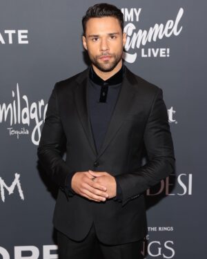 Rafael Silva Instagram - had the distinct honor of presenting the Actress Award for Television at @criticschoice 2nd annual Celebration of Latino Cinema & Television to the incomparable, @iamginatorres. 

As mentioned in the speech, Gina has been a trailblazer and inspiration in our industry not only as a Latina, but as an Afro-Cubana artist. 

in an industry where Latinos are criminally underrepresented, Gina has been and continues to be a shining example of resilience, talent and consistency.

it was such a privilege to be surrounded by Latino talent pre, during and after the award show—on and off camera. as i finished a couple interviews and moved off to an empty area, my thoughts settled and found their quiet place. it wasn’t long until a sentiment snuck up on me. it felt like I had been here before; a sentiment not so far into the distance, a feeling that might resemble home. i couldn’t help but wonder: is this how it feels to be surrounded by people that look and feel like you?

🟰

Dressed in @giorgioarmani 🖤

mu: @chezzacan