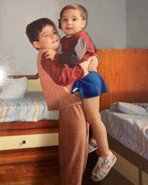 Rafael Silva Instagram - Happy birthday, kid. I’m so proud of you. I’m proud of the parts you fold to become digestible, but most importantly and most intentionally, of the parts you try to vehemently, and yet, so unsuccessfully, hide from world. You are a devastating, indomitable hurricane of emotions. You feel too much, you are too sensitive. You’re impatient. You think you’re good at lying but the Truth sits on you. It takes more or less 26 seconds to change your opinion about something you felt so feverishly about. You are a purebred Gemini. Like a baby, a spoonful of Love softens your cries. Stop fighting. He’s not asking you to learn how to swim, He’s asking you to be Water. I’m proud of how you don’t know how to not be yourself.

I hope you never change. 

Welcome to being You.

🌻 

Feliz aniversário, garoto. Estou tão orgulhoso de você. Tenho orgulho das partes que você esconde para se tornar digerível. Tenho orgulho ainda mais das partes que você tenta veementemente, sem sucesso, esconder do mundo. Você é um furacão devastador de emoções. Uma tempestade indomável. Você sente demais, você é muito sensível. Você é impaciente. Você acha que sabe mentir, mas a Verdade está sobre você—te cobre como uma manta. Demora mais ou menos 26 segundos para mudar de opinião sobre algo que o deixou tão fervoroso. Você é um Geminiano de raça pura. Como um bebê, uma colher de Amor acalma o seu choro. Pare de lutar. Ele não está pedindo que você aprenda a nadar, Ele está pedindo que você seja Água. Tenho muito orgulho de como você não sabe não ser si mesmo.

Espero que você nunca mude. 

Bem-vindo ao ser Você.