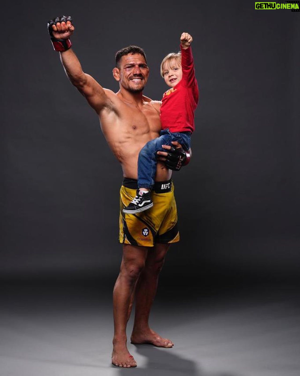 Rafael dos Anjos - 3.4K Likes - Happy Father’s Day to all the father’s out there. Have a blessed Sunday 🙏🏽