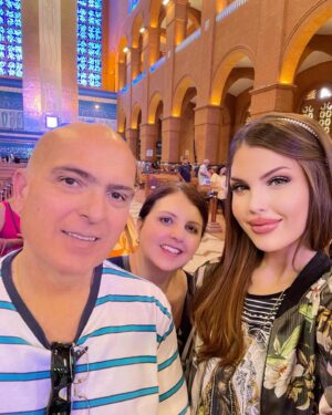 Rafaella Khatchikian Instagram - Ontem sob as bênçãos de Nossa Senhora de Aparecida, comemoramos 30 anos de um amor que se tornou poesia 🤍 
Meus pais, um exemplo de cumplicidade, completaram 37 anos juntos – 30 casados, 3 noivos e 4 namorando 💍 
Sou diariamente grata por testemunhar a beleza do matrimônio através deles 🙏 

 

 

 

#bodasdeperola #30anosdecasados #aniversariodecasamento #weddinganniversary #nossasenhoraaparecida #santuariodeaparecida #matrimonio #blessed