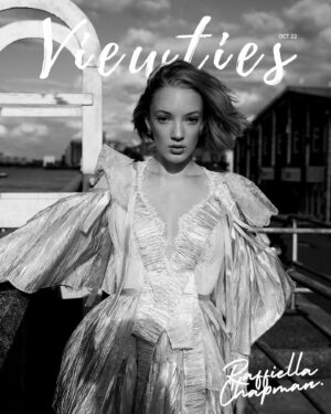 Raffiella Chapman Instagram - Great chatting with @vanmiraglia for @viewtiesmag about @vesper.movie !

Best team ☺️
💄 @charlotteyeomansmakeup 
👗 @tillywheating 
 PR @publiceyecomms 
📸 @josephsinclair