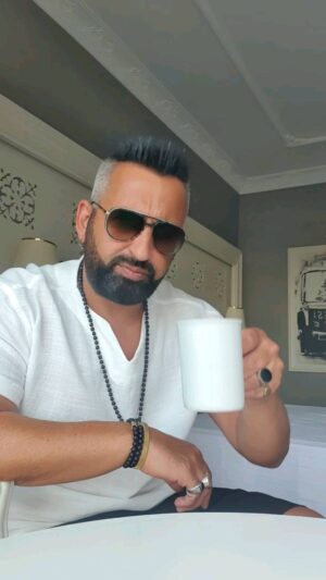Ragga Oktay Instagram - Sahneye gitmeden moral çayı🤜🤛
RAGGAMUFFİNSTYLE