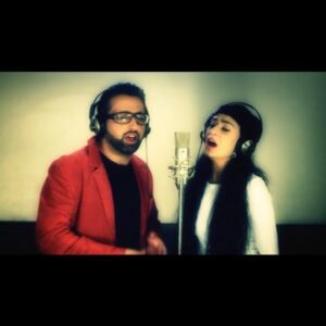 Ragga Oktay Instagram - "Gitme Kal" tam 10 sene olmuş.
O aralar film çektiğim için bu şarkımla hiç ilgilenememiştim ve yine hiç bir şekilde reklam yapmamıştım. Ona rağmen 
Türkiye YouTube tarihinde rekorlar kıran ilk şarkı olmuştu. Hem dinlenme süresi olarak hemde izlenme olarak. 2013 "Youtube Rewind" birincisi olmuştu.
Ve bu şarkının 5 dakika 7 saniye olmasına rağmen!
Müyap bu platformdan geri çekildiği için tüm kliplerini kaldırdı dolaysıyla bizimde 150 milyonu geçen klibimiz kalkmış oldu. Ona rağmen Youtube ve tüm dijital platformlarda bugün hala çok dinlenenler arasında gidip geliyor.
Ne mutlu böyle hatıralar bırakabilmek.
Sizlerden güzel dönüşler alabilmek.
Özellikle Anadolu da askerlerimizden gelen mesajların haddi hesabı yok.
Sonrasında sevgili Funda Arar da kendine has yorumu ile şarkımı kendi albümünde okumuştu.
Değerli Dostum @yildizztilbee ye ne söylesem yetmez.
Zaten hepiniz onu biliyorsunuz.
Benim için her şeyden önce çok değerli bir insan, usta sanatçı. İşine o kadar saygı duyan birisi ki size anlatamam.
Aslında ona "Ragga" tarzında bir şarkı yapmak için bir araya gelmiştik ama bu şarkımı dinledikten sonra ötekini bırakıp 'Gitme Kal'ı  birlikte yapmayı karar verdik.
Iyi ki tanıdım seni, iyi ki şarkıma ruh kattın ve tarihe böyle bir anı bıraktık.

#raggaoktay #yıldıztilbe #gitmekal #yıldıraygürgen