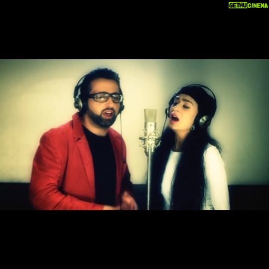 Ragga Oktay - 3 Likes - "Gitme Kal" tam 10 sene olmuş.
O aralar film çektiğim için bu şarkımla hiç ilgilenememiştim ve yine hiç bir şekilde reklam yapmamıştım. Ona rağmen
Türkiye YouTube tarihinde rekorlar kıran ilk şarkı olmuştu. Hem dinlenme süresi olarak hemde izlenme olarak. 2013 "Youtube Rewind" birincisi olmuştu.
Ve bu şarkının 5 dakika 7 saniye olmasına rağmen!
Müyap bu platformdan geri çekildiği için tüm kliplerini kaldırdı dolaysıyla bizimde 150 milyonu geçen klibimiz kalkmış oldu. Ona rağmen Youtube ve tüm dijital platformlarda bugün hala çok dinlenenler arasında gidip geliyor.
Ne mutlu böyle hatıralar bırakabilmek.
Sizlerden güzel dönüşler alabilmek.
Özellikle Anadolu da askerlerimizden gelen mesajların haddi hesabı yok.
Sonrasında sevgili Funda Arar da kendine has yorumu ile şarkımı kendi albümünde okumuştu.
Değerli Dostum @yildizztilbee ye ne söylesem yetmez.
Zaten hepiniz onu biliyorsunuz.
Benim için her şeyden önce çok değerli bir insan, usta sanatçı. İşine o kadar saygı duyan birisi ki size anlatamam.
Aslında ona "Ragga" tarzında bir şarkı yapmak için bir araya gelmiştik ama bu şarkımı dinledikten sonra ötekini bırakıp 'Gitme Kal'ı birlikte yapmayı karar verdik.
Iyi ki tanıdım seni, iyi ki şarkıma ruh kattın ve tarihe böyle bir anı bıraktık.
#raggaoktay #yıldıztilbe #gitmekal #yıldıraygürgen