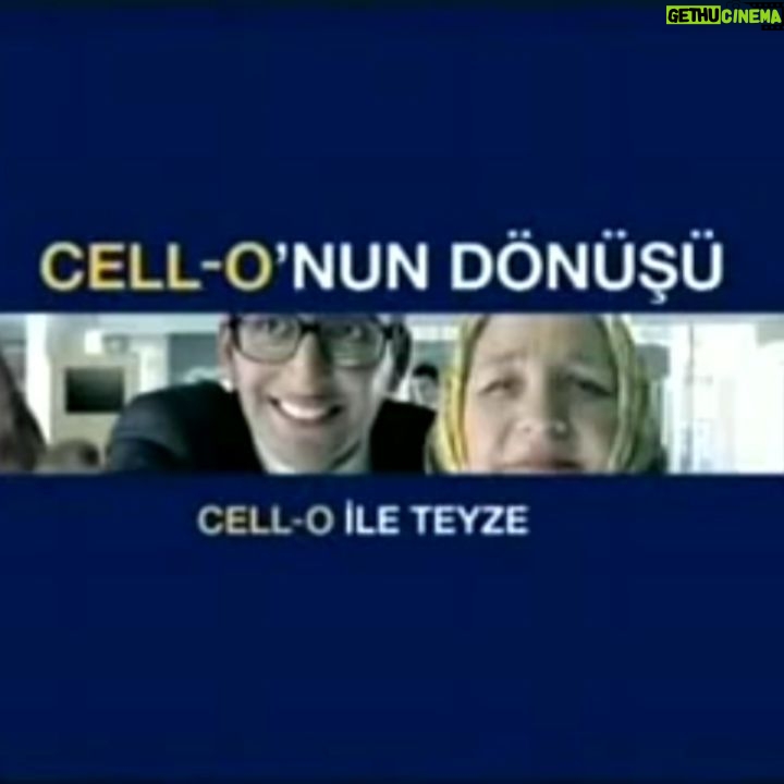 Ragga Oktay - 1K Likes - Bu Bir reklam Değil, TARİHTİR🔥💯😀🤜🤛
O senelerde (2001den 2007e kadar )bu reklamları görmüş dostlarım mutlaka hatırlar. Belki ozaman aranızda henüz bebek ya da çocuk olanlar vardı belki de henüz doğmamıştınız.
Ama bu öylesine bir reklam kampanyası değildi güzel kardeşlerim. (100 den fazla reklam filmi ve sayısız müzik versiyonları)
Hem tarihte eşi benzeri olmayan başarılı bir çalışma oldu, hemde Rap müziğin ve tekerlemelerin reklamlarda kullanılmasını sağlayan tarihteki ilk örnek oldu.
Uzun yıllar kendi şarkılarımla, bestelerimle ve sesimle bu reklamlarda yer aldım. Ve karşılığında da anlatamayacağım kadar çok sevgi gördüm.
Ama benim için başka büyük bir anlamı daha vardı.
90larda, yani kariyerimin başlarında kendime has tarzımla Herşeye Rağmen çok güzel başarılar yakalayabildim ve bir çok duvarı yıkabildim. Herşeye Rağmen diyorum çünkü ozamanın şartları için uzaylı diye görüyorlardı.
Çünkü arabesk, pop ve fantazi dışında bizlere pek yer verilmiyordu. Kendimi anlatmak çok ama çok daha zordu.
Ona rağmen şarkılarımdan sonra reklamlarda da bu bir devrim oldu ve birçok arkadaşlarımıza hem müzik piyasasında hem de reklam ve dizi piyasasında yol açılmış oldu.
Anlatmakla olmuyor dostlarım ve güzel kardeşlerim sadece yazarak işte birazcık olsun anlatmaya çalıştım.
İnsanlarımızı 7den 77e gece gündüz ülkenin heryerinde, okulda, alışverişte, evde, sokakta ya da cafede melodimi severek okurken görmek, o sevgilerini de enerji olarak bana iade etmeleri beni bugün manevi olarak dünyanın en zengin insanı yaptı🙏
Dolaysıyla bu sadece bir reklam değil
bir DEVRİM ve bir TARİHTİR
🤜🤛
#raggaoktay #yenidena #yeniden #turkcerap #turkishrap #türkçerap #turkcell #reklamlar #jingle #turkcellreklam #selo #cello #celocanlar #selocan #selocanlar #turkcellebaglanhayata #devrim #tarih