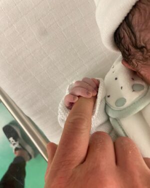 Ragnar Le Breton Instagram - bienvenue mon fils ♥️♥️♥️heusssssssssss