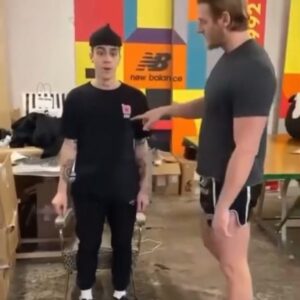 Ragnar Le Breton Instagram - un petit tuto me semble nécessaire pour d’artagnan qui a clairement un gros problème dans l’exécution du mouvement.......heussssssss🤣🤣🤣🤣🤣