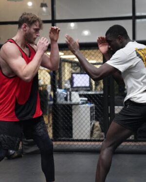 Ragnar Le Breton Instagram - Gotham est à MOI ! 

Plus que 6 jours avant que le chevalier noir débarque pour accomplir sa mission à @ares_fighting. 🦇

Merci à tous pour votre soutien. ❤️
Heussssss

#ARES13