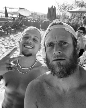 Ragnar Le Breton Instagram - Ma femme me dit depuis plusieurs mois va te détendre 3 ou 4 jours sa te ferait du bien ….et elle avait raison !!!!batterie rechargée prêt pour la tournée …j’en profite aussi pour vous dire merci ….merci de soutenir et sa me rassure de voir que des gens sont dans le même délire que moi ❤️❤️❤️❤️heussssssss the king issss backkkkkkkkk(Connor ma mis une leçon de charisme hier 🤣🤣🤣🤣🤣j’étais comme un enfant )il m’a demander si j’étais irlandais ☘️ j’ai dit non ….il m’a répondu demande à ta mère si elle n’a pas voyager en Irlande 🇮🇪…..je sais pas comment je doit le prendre ….