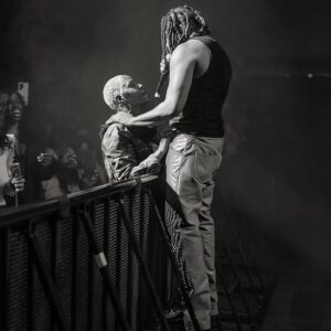 Raheem DeVaughn Instagram - I’m not sure what I was saying in this moment but she was dam sure listening front and center…. 4sho 🌹

If yall ready for The Summer Of Love 2 tour spot dates drop a comment below 👇🏾 and also b4 sure rate my performance and leave a note in comment area on ticketmaster.com …. Gratitude

“This Is Love” remix
feat. @radigya aka Raquel Ra Brown 

Click on my bio link 🔗
To stream and or buy the art from the artist 🫵🏾🫶🏾✨

Photo By: @work4urslf 📸