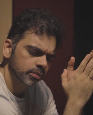 Rahul Deshpande Instagram - The process of creating a pattern of notes to match the mood of the lyrics creates a meaningful song. It’s the most satisfying experience. I have always enjoyed the moments of making the music more than the actual song. And who better to share my musical moments than dear Priyanka and Sarang. Priyanka, you have given true justice to my thoughts. And sarang thanks for adding your spice !

खूप मनापासून केलेला प्रयत्न ! दोन अभंग, लवकरच घेऊन येतोय ! 📷 @pradyumna_pathak #abhang #ashadhiekadashi