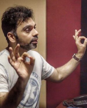 Rahul Deshpande Instagram - The process of creating a pattern of notes to match the mood of the lyrics creates a meaningful song. It’s the most satisfying experience. I have always enjoyed the moments of making the music more than the actual song. And who better to share my musical moments than dear Priyanka and Sarang. Priyanka, you have given true justice to my thoughts. And sarang thanks for adding your spice !

खूप मनापासून केलेला प्रयत्न ! दोन अभंग, लवकरच घेऊन येतोय ! 📷 @pradyumna_pathak #abhang #ashadhiekadashi
