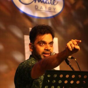 Rahul Deshpande Instagram - "An unforgettable night in Kolhapur! It was a joy to return after 6 months and share the stage with my sister @matedeepti. A huge thanks to @sakaleventskolhapur for organizing such a fantastic concert.

Styled by - @style_by_apurva 
Shirt by - @tanak.in