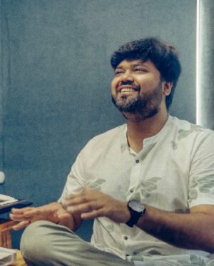 Rahul Deshpande Instagram - The process of creating a pattern of notes to match the mood of the lyrics creates a meaningful song. It’s the most satisfying experience. I have always enjoyed the moments of making the music more than the actual song. And who better to share my musical moments than dear Priyanka and Sarang. Priyanka, you have given true justice to my thoughts. And sarang thanks for adding your spice !

खूप मनापासून केलेला प्रयत्न ! दोन अभंग, लवकरच घेऊन येतोय ! 📷 @pradyumna_pathak #abhang #ashadhiekadashi