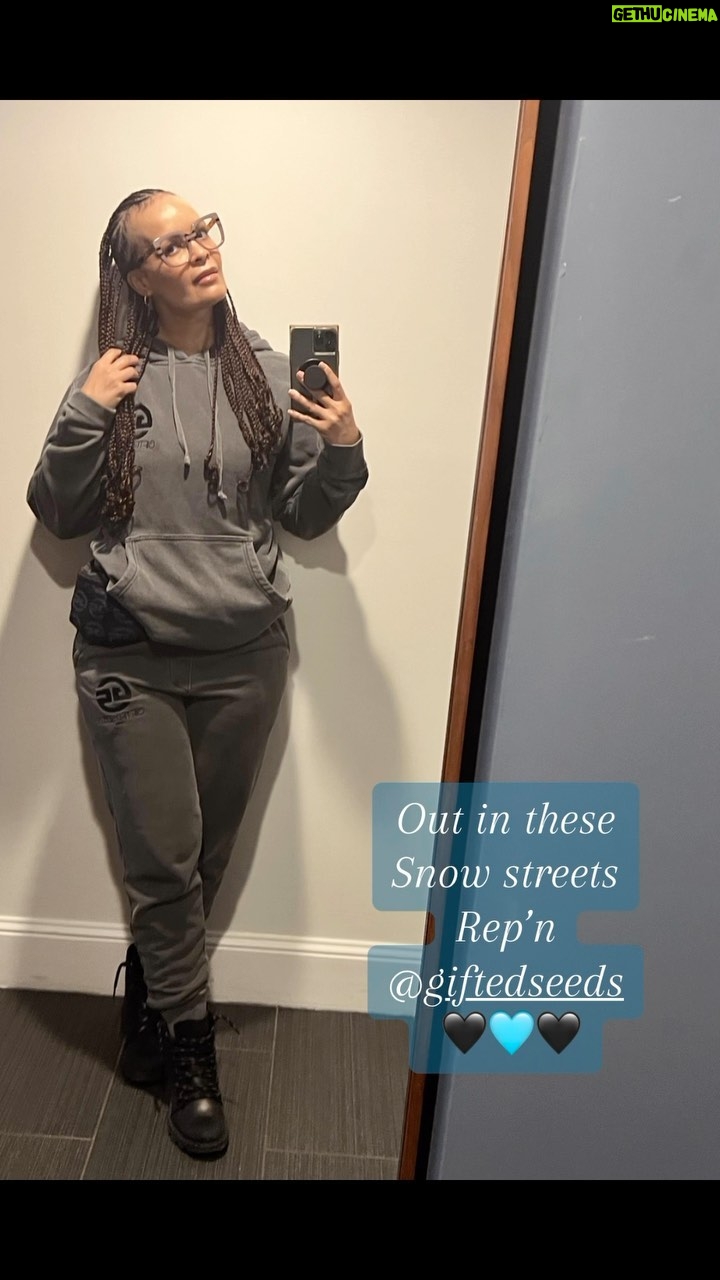Rahvaunia - 32 Likes - Rocking with @giftedseeds and doing it well… ☺️😉🖤💫 #howrahliving #lifestyle #casualoutfit #athleisure #giftedseeds #gs #fashion