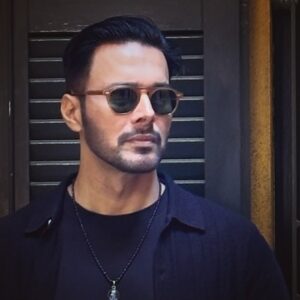 Rajneesh Duggal Instagram - Your attitude is the paintbrush that colours your life .. use it well.. !! 

📸 pic courtesy : @pallaveeduggall 😎

#rajnieshduggall #rd #rdx