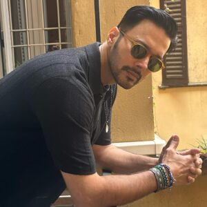 Rajneesh Duggal Instagram - Your attitude is the paintbrush that colours your life .. use it well.. !! 

📸 pic courtesy : @pallaveeduggall 😎

#rajnieshduggall #rd #rdx