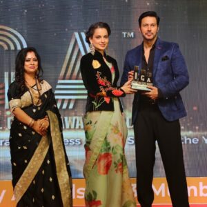 Rajneesh Duggal Instagram - It’s always feels good when your hard work is appreciated.. #gratitude 🙏🙏 
“Most Power Packed Performer “ 💫
Thank you @internationalgloryawards2021 
@amrita.rumi12 #kanganaranaut 
@globalfameawards2023 
#ahlawat #inspectoravinash #videocamscam #postcards 

@pallaveeduggall 
@teamgolecha @arvindsayal @yogeshverma501