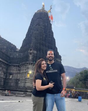 Rajneesh Duggal Instagram - Blessed ..❤️
Grateful for the Life I have, for the Fire I have, for the will I have and for the family and friends I have .. Har Har Mahadev 🙌  jai Shiv shambhoo 🙌❤️

Thank you #jiket for the beautiful peaceful darshan❤️🫶 

#harharmahadev #trimbakeshwartemple #rd #rdx #rajnieshduggall