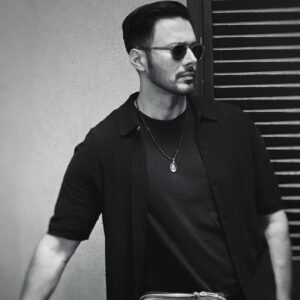 Rajneesh Duggal Instagram - Your attitude is the paintbrush that colours your life .. use it well.. !! 

📸 pic courtesy : @pallaveeduggall 😎

#rajnieshduggall #rd #rdx