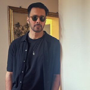 Rajneesh Duggal Instagram - Your attitude is the paintbrush that colours your life .. use it well.. !! 

📸 pic courtesy : @pallaveeduggall 😎

#rajnieshduggall #rd #rdx