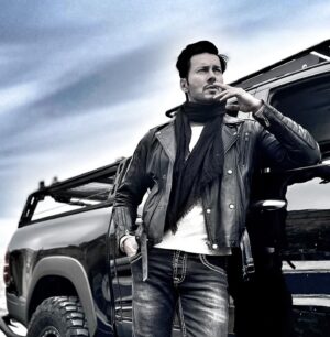 Rajneesh Duggal Instagram - How you Treat someone who has nothing to offer, defines your Value System..

Your Values don’t help you Grow..

But they Hold you Together.. 

#doepicshit #rd #rajnieshduggall