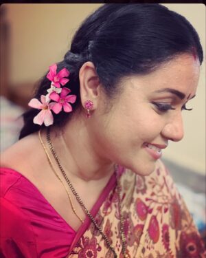 Rajshri Nair Instagram - ‘Let the flowers speak’ - just  random pic at shoot.. 😊❤️❤️❤️
