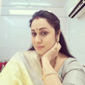 Rajshri Nair Instagram - Time for some selfies.. When sitting bored in the caravan😇 #caravandiaries #actorslife #patience