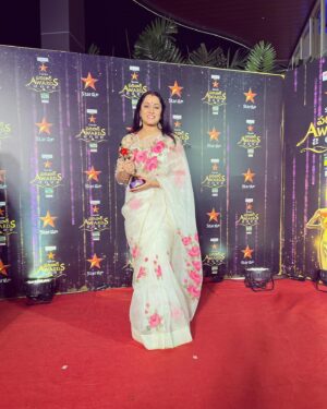 Rajshri Nair Instagram - Won star maa award for my serial Intiki Deepam Ilalu last night… elated n  blessed for all the love and appreciation received for my character - Maheshwari Devi 🙏🏽😇❤️❤️❤️❤️❤️❤️