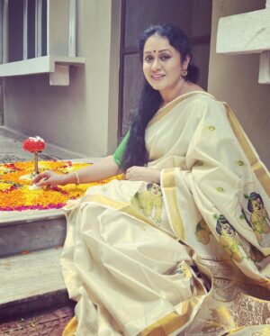 Rajshri Nair Instagram - Happy Onam to all 🌼🌼🌼🌺🌺🌺🌺🌸🌸🌸 . Tht time of the year where putting a pookolam and dressed in the traditional kasavu sari and digging into  a sumptuous Onam sadhya and busy wishing everyone a very happy Onam. 🌸🌸🌺🌺🌼🌼