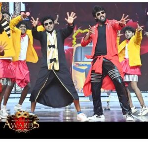 Raju Jeyamohan Instagram - 15   million views for #allumuniumpithala song of anchors spoof 🥳😍
With my dearest brother @raju_jeyamohan 🔥❤️
And which was sung by  @ganavinoth_offical anna 🔥❤️

Thank you all for making this a very biggg hit🥳❤️🔥