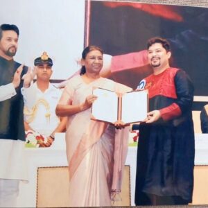 Ram Kamal Mukherjee Instagram - Jai Santoshi Ma. Sab ka kalyan karna. 
Jai Maa Durga. Shubho Shashti 🧿🙏🕉
It was a moment of pride, happiness, and gratitude for me as a filmmaker to receive the prestigious 69th National Film Awards for our Hindi film #EkDuaa at Vigyan Bhawan from our Honourable President of India Smt Droupadi Murmu @presidentofindia and Honourable Minister of Information and Broadcasting Shri Anurag Singh Thakur. This wouldn't have been possible without my soul sister, lead actor, and producer @imeshadeol, who believed in me as a filmmaker from Cakewalk to Ek Duaa 🧿
I am thankful to Almighty God, my parents, my wife Sarbani Mukherjee, my son Rian, my business partner Arita Das from Assorted Motion Pictures and my entire team of #EkDuaa for believing in me and my vision. 🧿 The film is streaming on @officialjiocinema  Do revisit and shower your love. 
I am overwhelmed with the congratulatory messages, calls, flowers, and letters from my friends, relatives, media fraternity, colleagues, social media followers, and well wishers from different parts of this globe. My humble apologies. If I have missed out on reciprocating on individual posts across various social media platforms, please do accept my heartfelt gratitude 💕
Thank you, Anushree Malhotra, for your exclusively designed "Ekka Gaari" tussar kurta and dhakai dhoti that represented Bengal's handloom and fabric. 🙏
PS: Baba, this one is for you. 🙏💕

@mukherjeesarbani @imaritrads @avinashmukherjee_ @rajveerankursingh @shhailendra_kkumar @officialsalman.ali @modhurapalit @bodhabando @shonet_barretto @saikatdas565 @barbiesharma_official @dhrubo @9emotionsmediatainment @rajeevk_rastogi @whiteapplellp @vootselect @amppvtltd #angana #shreyash #sudhir #pamela @sumannandi21 @ektabhattacharjee @imsaayan @anushree_malhotra_designs and special thanks to @bachchan 💕🧿
