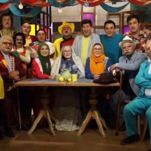Ramin Nasernasir Instagram - آغاز پخش فصل سوم مجموعه «بچه‌محل»

.
به گزارش روابط عمومی پروژه؛ فصل سوم مجموعه «بچه‌محل» به تهیه‌کنندگی مسلم آقاجانزاده و کارگردانی احمد درویشعلی‌پور از یکشنبه ۲۷ مهر  ساعت ۱۹ روی آنتن شبکه دو می‌رود.
.
در این فصل از مجموعه «بچه‌محل» طبق روال گذشته بازیگران مهمان دیگری نیز در قسمت‌های مختلف حضور خواهند داشت و براساس آن موضوعات اجتماعی و اخلاقی به نمایش درخواهد آمد.
.
لازم به ذکر است که حامد آهنگی که در فصل گذشته به‌عنوان بازیگر مهمان و در نقش «دایی منوچهر» گروه را همراهی می‌کرد، در فصل سوم در فهرست بازیگران اصلی و دائمی مجموعه قرار گرفته است. 
.
داريوش فرضيايى، كمند امير سليمانى، نعيمه نظام دوست، نادر سليمانى، رامين ناصر نصير، فرهاد بشارتى، آرش مير احمدى، امير سهيلى، ابراهيم شفيعى، سوسن پرور، ايمان صفا، علیرضا گالش، پیمان مردای و امير محمد متقيان، با هنرمندى: سروش جمشيدى و حامد آهنگی بازیگران این مجموعه هستند.
.
ساخت تیزر: امید شهلایی
.
@bachemahaal