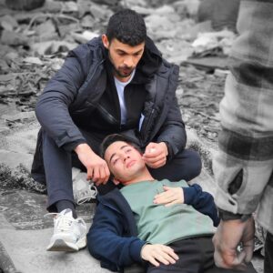 Ramiz Mullamusa Instagram - HOŞÇAKAL UMUT…
Umut karakteri çok özel bir karakterdi, bana bir çok şey öğretmesiyle birlikte, güzel duygular kazandırdı. Empati yapmayı, her şeye umutla bakmayı ve asla pes etmemeyi öğretti, kardeşliğin kan bağıyla değil can bağıyla olduğunu ve hayata sımsıkı tutunmanın ne demek olduğunu öğretti.🩵
Başta bizi bir araya getiren yapımcılarımız @ntcmedyatv ailesine @karbonelim @mertenginer @emllkrt @yengincenk @idilsoysalan , bizim  tüm kahırımızı çekip, yılmadan bıkmadan doğruyu yanlışı gösteren değerli hocalarıma @mcagataytosun @filisa @umitklh @balozkan @hilalkamaci , ve bu hikayeyi kaleme alan değerli senarist ekibimize @hilyil @nazlisunlukacan @gazelserap @aliercivan @melek_seven_ , Yabani projesinde emeği geçen bütün emektar kamera arkası ekibimize (Etiketleyemediğim herkese) sonsuz teşekkürlerimi ve minnetimi sunuyorum. Sizler sayesinde bu kadar keyif aldığım bir işte yer aldım. Tekrardan iyi ki🍀 

Sevgili menajerim @gurayhocaogullari 'na da emeklerinden dolayı sonsuz teşekkürler 🌸

Son olarak setimize neşe katan, güler yüzleri hiç solmayan, tecrübelerini bana aktaran, kıymetli oyuncu kadromuza da sonsuz teşekkürlerimi sunuyorum. Birbirinden usta oyuncularla çalışmak gurur vericiydi benim için. Sizlerle tekrardan bir araya gelebilmek dileğiyle🫡
@halitozgursari @simaybarlass @dolibom @yurdaerokur @tayancayaydin @osmanalkas.offical @sebnemhassanisoughi @bertanasllani @sezeraricay @rojbinerdn @guray__gorkem @aysegul_unsal @serayozkan @aleyhl 
Umut'la kalın 💫🤍