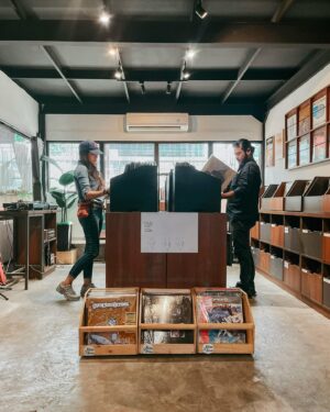 Ramon Y. Tungka Instagram - :
Celebrating Record Store Day!
—
Musim lebaran rekaman rilisan fisik telah dimulai. Kembali turun gunung dan siap berburu.

Baru pekan pertama, tak sabar meliuk-liuk di pekan kedua.

Bukan sekedar beburu potongan harga untuk terus menambah pundi koleksi piringan hitam, namun turut merayakan dan mensupport toko rekaman rilisan fisik. 

#recordstoredayindonesia