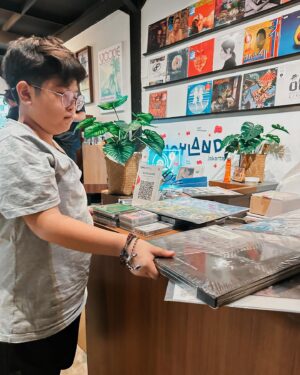 Ramon Y. Tungka Instagram - :
Celebrating Record Store Day!
—
Musim lebaran rekaman rilisan fisik telah dimulai. Kembali turun gunung dan siap berburu.

Baru pekan pertama, tak sabar meliuk-liuk di pekan kedua.

Bukan sekedar beburu potongan harga untuk terus menambah pundi koleksi piringan hitam, namun turut merayakan dan mensupport toko rekaman rilisan fisik. 

#recordstoredayindonesia