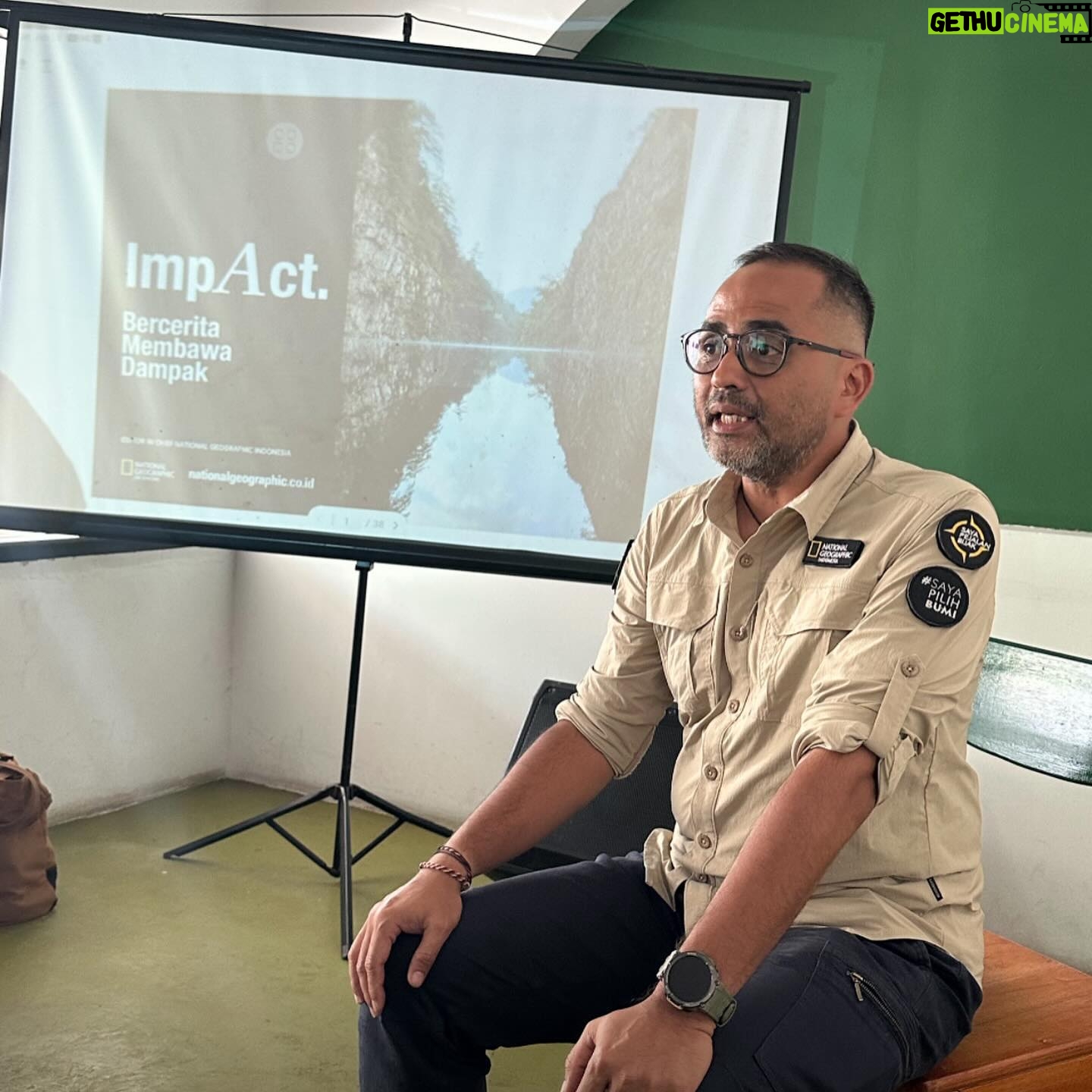 Ramon Y. Tungka - 1.2K Likes - :
19 tahun bukanlah waktu yang singkat untuk berproses berliku bertumbuh bijak. Seperti ungkapan Uda @ricky_jalanjalan salah satu fotografer senior @natgeoindonesia bahwasanya menjelang kepala 2 adalah usia yang sedang ranum, sedang gesit-gesitnya.
Membentang alam raya panggung pengembaraan dan pembelajaran. Selamat merayakan hidup dan bertumbuh bijak di era baru penjelajahan: Merayakan Pusparagam Kehidupan.
Teruslah menjelajah menjemput ilmu pengetahuan dan menyala lebih terang untuk planet ini dan manusianya!
Selamat berulang tahun ke 19, Sobat Bumi & Kawan Jalan! National Geographic Indonesia.