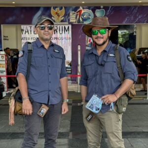 Ramon Y. Tungka Instagram - :
Tony Stark & Logan ??
—
Adapula yang menyebut Presiden & Wapres Baplang (Asosiasi Bapack-Bapack Petualang). Beberapa delegasi dari negara lain memanggil kami Batman & Robin. Ragam julukan, dari Danny Ocean & Rusty Ryan hingga Upin-Ipin cabang Palmerah. 

Apa saja boleh..

Namun kami lebih nyaman disapa Abah & Abang. Terasa lebih hangat dan dekat tatkala berdiskusi mengoplos gagasan di warung kopi bersama kawan-kawan komunitas di akar rumput.

Sebab untuk mengatasi tantangan persoalan lingkungan, kita semua cukup duduk bareng, berinisiasi dan bergerak sat set yang konsisten beriringan untuk terus memberi dampak baik nan berkelanjutan bagi planet ini tanpa harus memakai jubah dan sayap layaknya pahlawan super. 

Dipanggil apa saja boleh..

Asal jangan menyebut kami Andra & Dhani! Karena kelas mereka sudah level dewa. 

#nationalgeographicindonesia 
#sayapilihbumi 
#worldwaterforum10