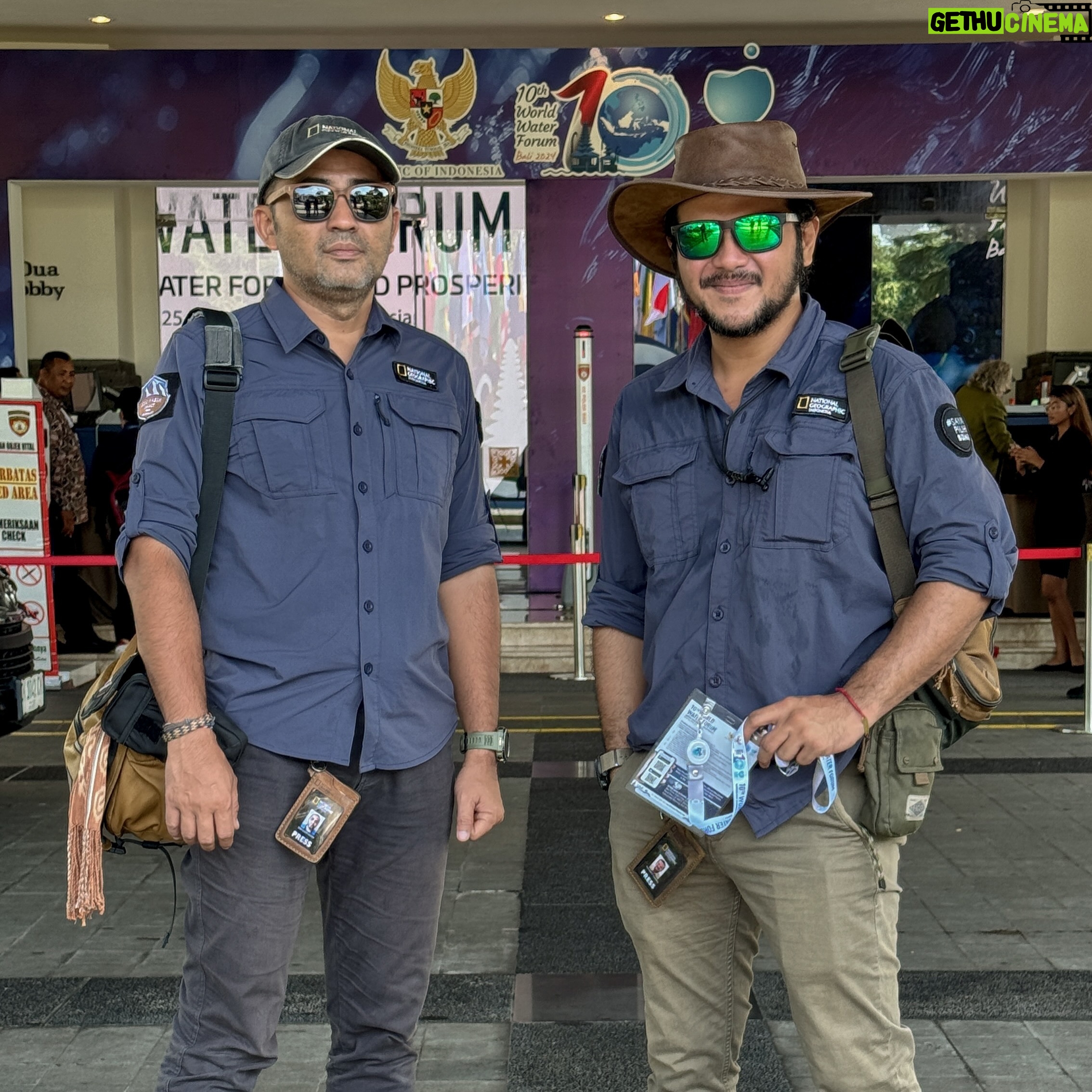 Ramon Y. Tungka - 1K Likes - :
Tony Stark & Logan ??
—
Adapula yang menyebut Presiden & Wapres Baplang (Asosiasi Bapack-Bapack Petualang). Beberapa delegasi dari negara lain memanggil kami Batman & Robin. Ragam julukan, dari Danny Ocean & Rusty Ryan hingga Upin-Ipin cabang Palmerah.
Apa saja boleh..
Namun kami lebih nyaman disapa Abah & Abang. Terasa lebih hangat dan dekat tatkala berdiskusi mengoplos gagasan di warung kopi bersama kawan-kawan komunitas di akar rumput.
Sebab untuk mengatasi tantangan persoalan lingkungan, kita semua cukup duduk bareng, berinisiasi dan bergerak sat set yang konsisten beriringan untuk terus memberi dampak baik nan berkelanjutan bagi planet ini tanpa harus memakai jubah dan sayap layaknya pahlawan super.
Dipanggil apa saja boleh..
Asal jangan menyebut kami Andra & Dhani! Karena kelas mereka sudah level dewa.
#nationalgeographicindonesia
#sayapilihbumi
#worldwaterforum10