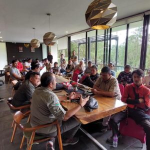 Ramon Y. Tungka Instagram - :
19 tahun bukanlah waktu yang singkat untuk berproses berliku bertumbuh bijak. Seperti ungkapan Uda @ricky_jalanjalan salah satu fotografer senior @natgeoindonesia bahwasanya menjelang kepala 2 adalah usia yang sedang ranum, sedang gesit-gesitnya. 

Membentang alam raya panggung pengembaraan dan pembelajaran. Selamat merayakan hidup dan bertumbuh bijak di era baru penjelajahan: Merayakan Pusparagam Kehidupan. 

Teruslah menjelajah menjemput ilmu pengetahuan dan menyala lebih terang untuk planet ini dan manusianya!

Selamat berulang tahun ke 19, Sobat Bumi & Kawan Jalan! National Geographic Indonesia.