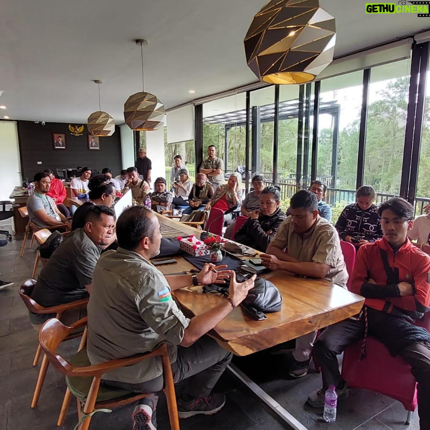 Ramon Y. Tungka - 1.2K Likes - :
19 tahun bukanlah waktu yang singkat untuk berproses berliku bertumbuh bijak. Seperti ungkapan Uda @ricky_jalanjalan salah satu fotografer senior @natgeoindonesia bahwasanya menjelang kepala 2 adalah usia yang sedang ranum, sedang gesit-gesitnya.
Membentang alam raya panggung pengembaraan dan pembelajaran. Selamat merayakan hidup dan bertumbuh bijak di era baru penjelajahan: Merayakan Pusparagam Kehidupan.
Teruslah menjelajah menjemput ilmu pengetahuan dan menyala lebih terang untuk planet ini dan manusianya!
Selamat berulang tahun ke 19, Sobat Bumi & Kawan Jalan! National Geographic Indonesia.