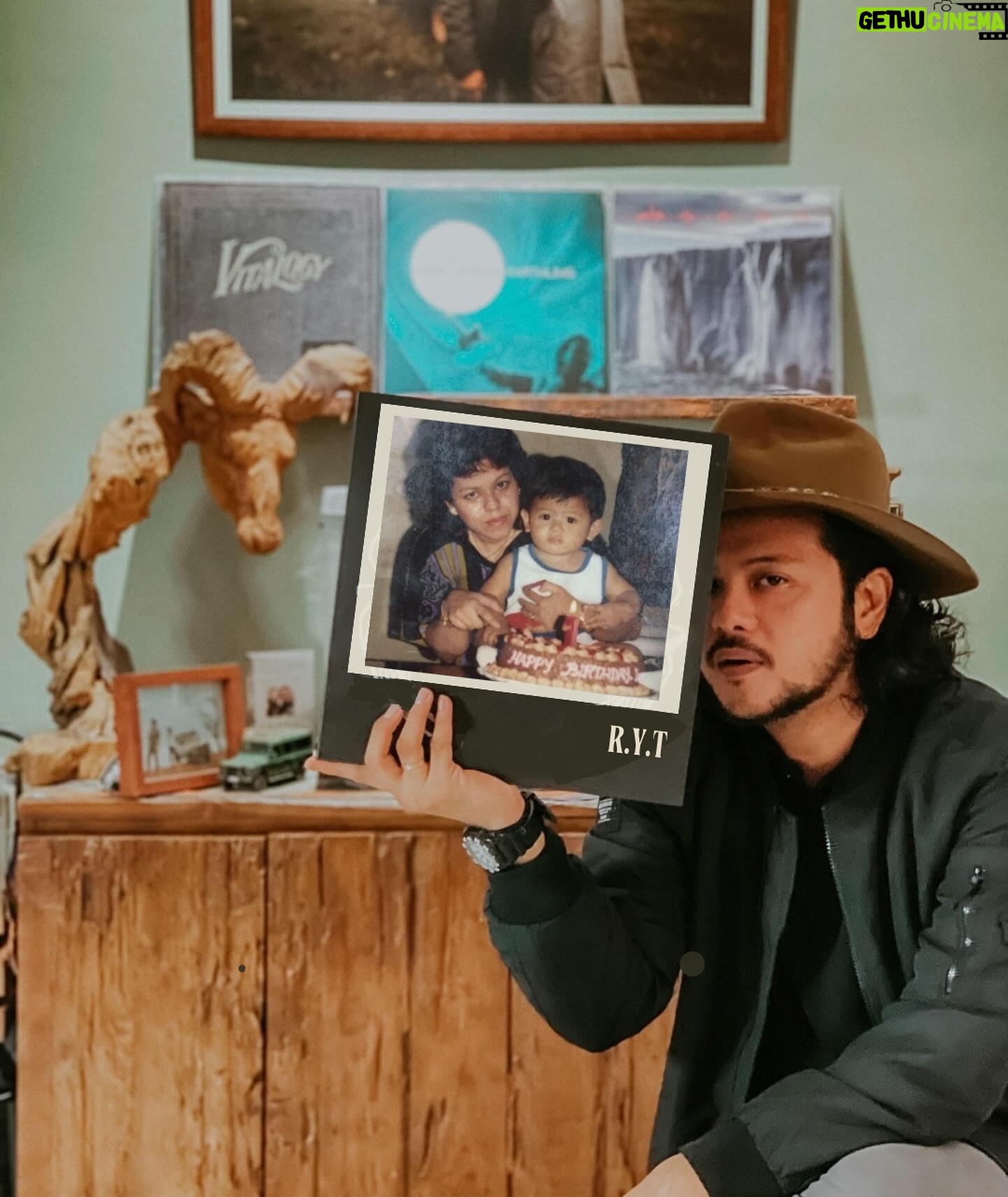Ramon Y. Tungka - 1.6K Likes - :
“Be mighty, be humble,
Be mighty humble.” - E.V
—
Kata orang “Life begins at 40”. Sebagian percaya angka tersebut adalah usia yang cukup matang untuk mengemban penjelajahan hidup yang lebih akbar lagi.
Hei, kau musafir minat khusus!
Benturan & uban tak mengendurkanmu! Justru mematangkan cakrawalamu. Tetaplah tangguh nan bersahaja, Mon!
Hei, cuk!
Selamat merayakan kehidupan dengan bertumbuh & berproses secara sederhana, sejahtera, dan secukupnya.
Menjadi ayah, suami dan pribadi yang lebih baik & bijak bukanlah hal mudah. Akan tetapi, mojo ku malah semakin bertaji terpacu tuk mewujudkannya.
Mugi-mugi Gusti Pangeran tansah paring kasarasan lan ketentreman.
..
Kini, waktunya menatap & memupuk diri menuju Ramon versi 50! Sekharismatik Kevin Costner kah? Ah! Yang jelas tak jauh dari Eddie Vedder lah..!! Of Course..
Mon, yuk mari kita terus bermain & bertualang!
Sluman, slumun, slamet!
Bismillah..
…