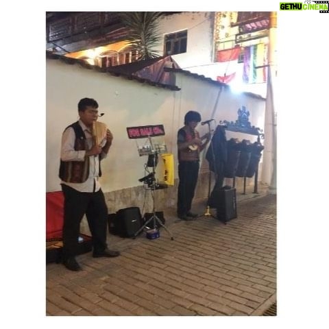 Ramon Y. Tungka - 2.8K Likes - Dalam salah satu tulisannya untuk majalah Inggris “The Spectator”, Michael Palin, seorang pejalan & jurnalis kawakan asal Britania Raya, pernah berujar bahwa susah untuk memilih tempat favorit yang pernah dikunjunginya. Namun ada satu lokasi yang tak pernah bisa ia lupakan setiap detilnya, yakni Peru dengan Machu Picchu nya.
Palin remaja mendambakan untuk bisa melancong kesana. Namun dalam lawatannya ke Machu Picchu tahun 1997, ia terkesima dengan apa yang dirasakan ketika mempelajari dan mengitari seluk beluk bangunan-bangunan disana. Melebihi ekspektasi dan melampaui apa yang ia gambarkan ketika muda. Sebuah intimasi dalam isolasi. Singkatnya.
Ketika malam tiba, dari balik jendela hotel tempat ia menginap, ia hanya bisa menatap siluet peninggalan gigantik yang bernilai nan bersejarah dari peradaban kuno Suku Inka yang dibangun di atas ketinggian 2.430 mdpl ini. Baginya ini adalah waktu yang nikmat untuk berkontemplasi. Seiring tanpa sengaja terdistraksi oleh sayup-sayup refrain lagu milik ABBA yang terdengar dari bar sebelah tempat ia menginap, yang kontan melahirkan quotes legendaris darinya, “Night falls over Machu Picchu to the sound of ‘Dancing Queen’.”
Dokumentasi perjalanan Palin yang terangkum dalam tayangan dokumenter dan buku bertajuk sama yakni “Full Circle With Michael Palin” yang saya pernah baca sedekade silam, sedikit banyak mempengaruhi saya untuk merasakan langsung kesana bersama kawan saya, Yunaidi Joepoet, tahun 2019 lalu. Tapi bedanya, Palin menginap di hotel mewah yang bersebelahan dengan kawasan Machu Picchu. Kami memilih bermalam di penginapan yang berlokasi cukup jauh dari situs tersebut, dibawah kaki gunung ditengah hiruk pikuk keramaian kota kecil Aguas Calientes.
Kendati berharap dapat mendengar sayup-sayup “Dancing Queen”, kami justru mendapati kemerduan musisi jalanan yang melantunkan “Hallelujah” nya si jenius nan puitis Leonard Cohen. Menambah syahdu malam yang dingin itu di Aguas Calientes, ditemani segelas arak lokal.
—
Foto pertama oleh @yunaidijoepoet
Foto kedua ketika Palin di Machu Picchu.