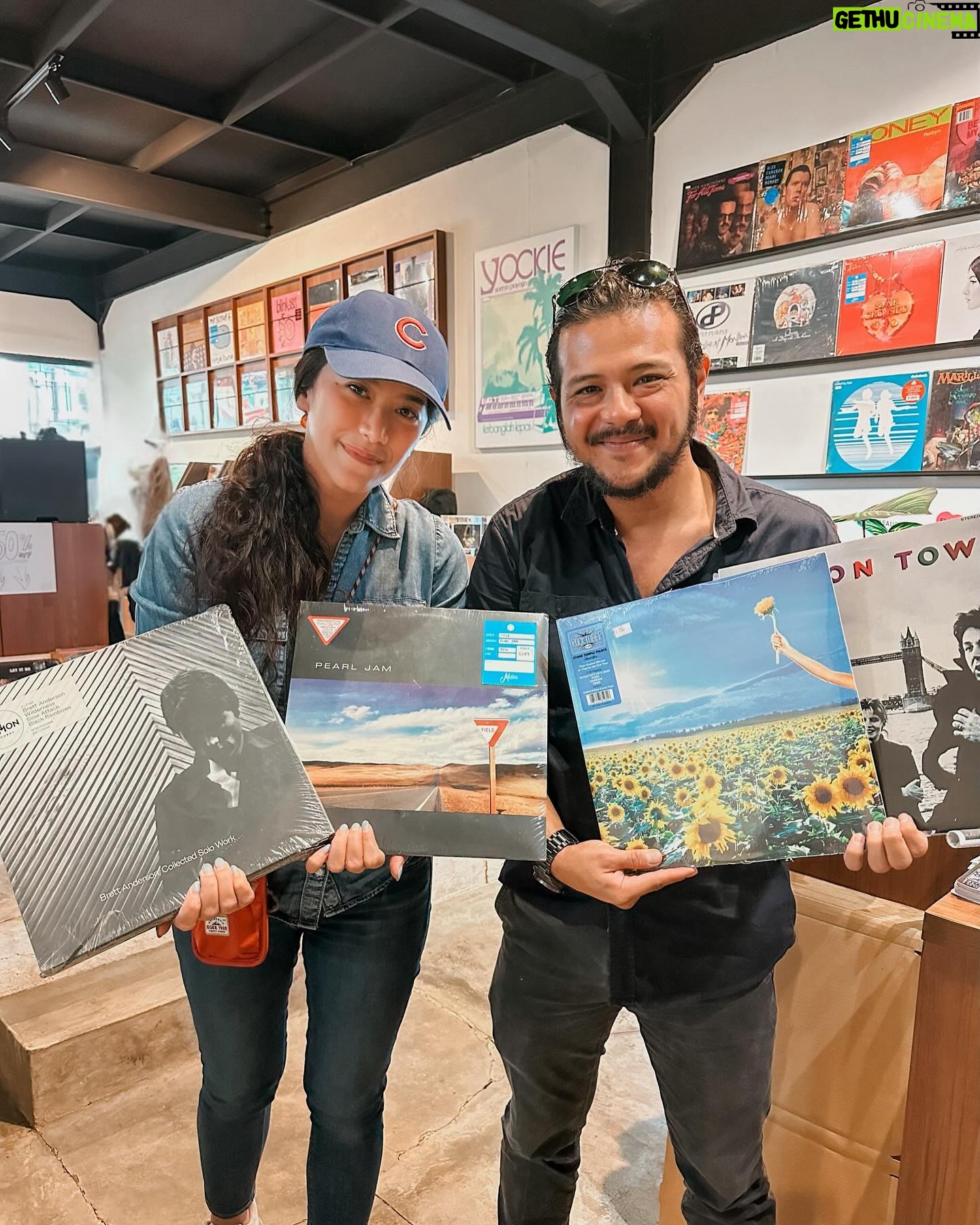 Ramon Y. Tungka - 2.1K Likes - :
Celebrating Record Store Day!
—
Musim lebaran rekaman rilisan fisik telah dimulai. Kembali turun gunung dan siap berburu.
Baru pekan pertama, tak sabar meliuk-liuk di pekan kedua.
Bukan sekedar beburu potongan harga untuk terus menambah pundi koleksi piringan hitam, namun turut merayakan dan mensupport toko rekaman rilisan fisik.
#recordstoredayindonesia