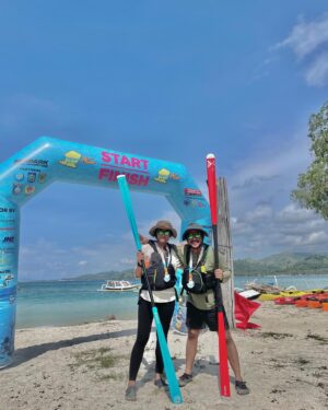Ramon Y. Tungka Instagram - :
Perseverance (ii)
—

Kendati kendala menghadang di Day 1 dan Day 2, Alhamdulillah saya & istri @cisya (mau) mampu menyentuh garis finish dan menuntaskan etape & challenge sejauh hampir 35KM mengitari kawasan perairan Lombok, yakni Gili Air, Gili Meno, Gili Trawangan hingga Gili Nada di kegiatan @seaparkkayak beberapa waktu lalu. Finish Strong!

Beruntung selama berkegiatan kayak laut tempo hari kami dikelilingi dengan sohib-sohib lama dan berjumpa banyak kawan-kawan baru. Seakan menggelar jambore komunitas kayak laut.

Saling belajar, bertukar energi, membangun ide, sampai (hampir saja terjadi) saling menukar kayak sesudah race. Energi luar biasa inilah yang menjelma solar tambahan untuk tetap tangguh menyelesaikan tantangan sampai finish. Tentu belikat & pinggang merengek untuk dipijat setelahnya.

Terimakasih kawan-kawan @seakayakindonesia.official yang telah berjibaku meracik rute. Empat jempol untuk tim rescue dan marshall anti-encok yang dikepalai oleh pelatih @tree_wind_art_o dan @mascpuji 

Terimakasih sobat-sobat peserta race, dan tentu selamat untuk para pemenang!

PADDLE HARD, PARTY HARDER!

***
Tak ada yang mudah untuk menyelesaikan race di berbagai cabang olahraga. Ini bukan perihal mampu atau tak mampu. Melainkan mau atau tidak mau. 

Tabah sampai akhir, Tuan!
🚣🏻‍♀️