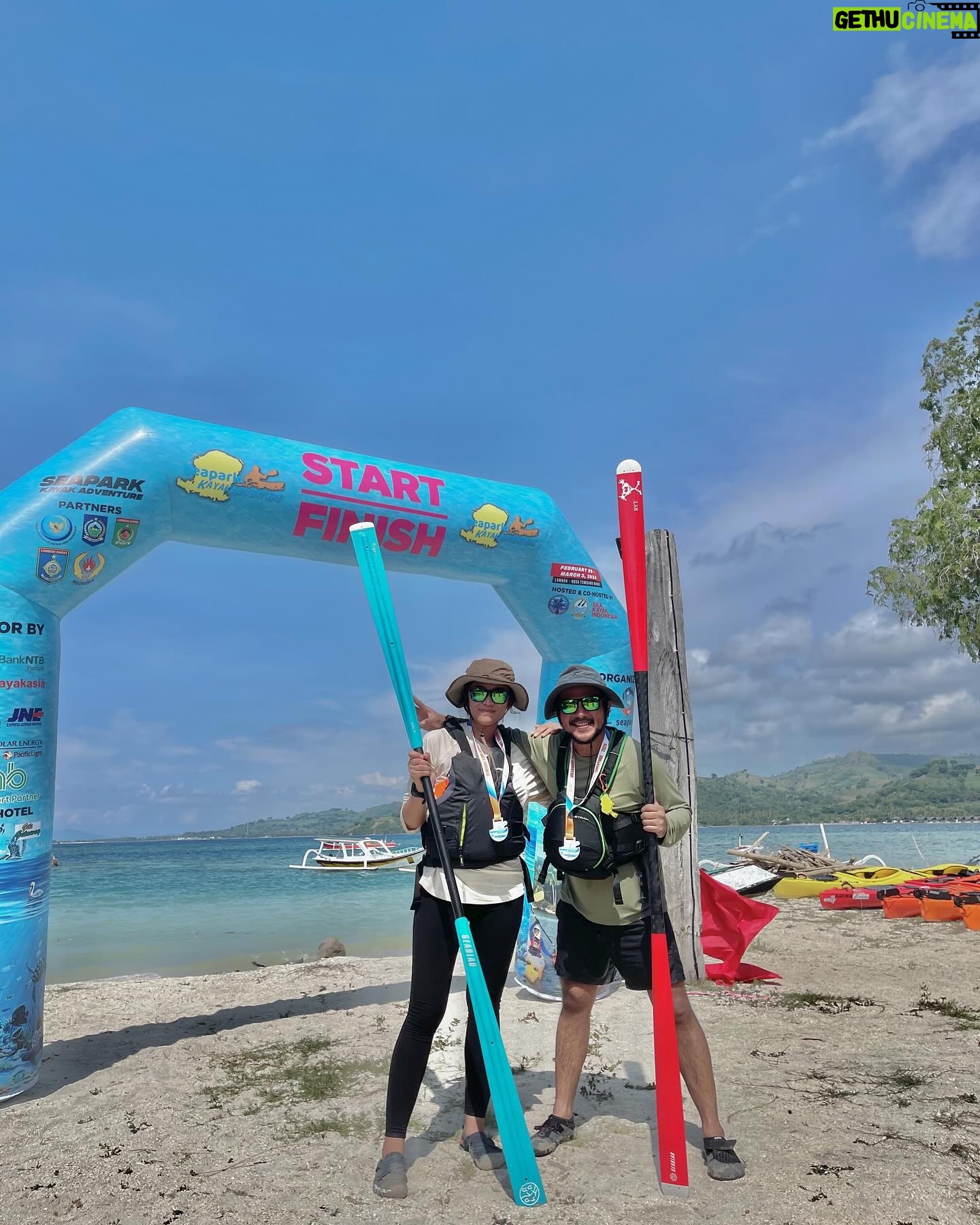 Ramon Y. Tungka - 2.8K Likes - :
Perseverance (ii)
—
Kendati kendala menghadang di Day 1 dan Day 2, Alhamdulillah saya & istri @cisya (mau) mampu menyentuh garis finish dan menuntaskan etape & challenge sejauh hampir 35KM mengitari kawasan perairan Lombok, yakni Gili Air, Gili Meno, Gili Trawangan hingga Gili Nada di kegiatan @seaparkkayak beberapa waktu lalu. Finish Strong!
Beruntung selama berkegiatan kayak laut tempo hari kami dikelilingi dengan sohib-sohib lama dan berjumpa banyak kawan-kawan baru. Seakan menggelar jambore komunitas kayak laut.
Saling belajar, bertukar energi, membangun ide, sampai (hampir saja terjadi) saling menukar kayak sesudah race. Energi luar biasa inilah yang menjelma solar tambahan untuk tetap tangguh menyelesaikan tantangan sampai finish. Tentu belikat & pinggang merengek untuk dipijat setelahnya.
Terimakasih kawan-kawan @seakayakindonesia.official yang telah berjibaku meracik rute. Empat jempol untuk tim rescue dan marshall anti-encok yang dikepalai oleh pelatih @tree_wind_art_o dan @mascpuji
Terimakasih sobat-sobat peserta race, dan tentu selamat untuk para pemenang!
PADDLE HARD, PARTY HARDER!
***
Tak ada yang mudah untuk menyelesaikan race di berbagai cabang olahraga. Ini bukan perihal mampu atau tak mampu. Melainkan mau atau tidak mau.
Tabah sampai akhir, Tuan!
🚣🏻♀️